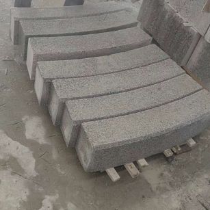 云浮芝麻白弧形路牙石